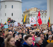 Vilniaus Katedros aik&scaron;tėje surengta protesto akcija &bdquo;&Scaron;alin rankas nuo laisvo žodžio&ldquo;