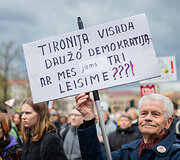 Vilniaus Katedros aik&scaron;tėje surengta protesto akcija &bdquo;&Scaron;alin rankas nuo laisvo žodžio&ldquo;