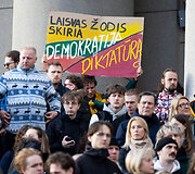 Prie Seimo protestas &bdquo;&Scaron;alin rankas nuo laisvo žodžio!&ldquo;