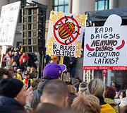 Prie Seimo protestas &bdquo;&Scaron;alin rankas nuo laisvo žodžio!&ldquo;