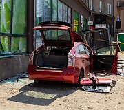 Toyota Prius įvažiavo į stotelę