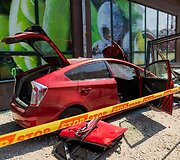 Toyota Prius įvažiavo į stotelę