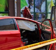 Toyota Prius įvažiavo į stotelę
