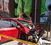 Toyota Prius įvažiavo į stotelę
