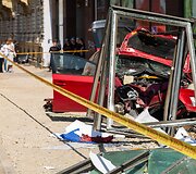 Toyota Prius įvažiavo į stotelę