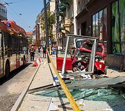 Toyota Prius įvažiavo į stotelę