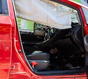 Toyota Prius įvažiavo į stotelę