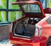 Toyota Prius įvažiavo į stotelę