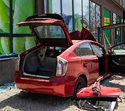 Toyota Prius įvažiavo į stotelę