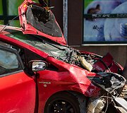 Toyota Prius įvažiavo į stotelę