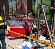 Toyota Prius įvažiavo į stotelę