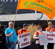 Profesinės sąjungos &bdquo;Solidarumas&ldquo; piketas &bdquo;Ar darbuotojai &scaron;iuk&scaron;lės?!&ldquo;