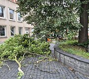 Stiprus vėjas Vilniuje varto daiktus
