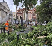 Stiprus vėjas Vilniuje varto daiktus