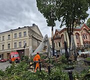 Stiprus vėjas Vilniuje varto daiktus