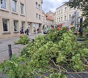Stiprus vėjas Vilniuje varto daiktus