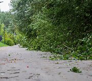 Stiprus vėjas Vilniuje varto daiktus