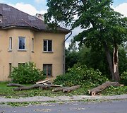 Stiprus vėjas Vilniuje varto daiktus