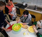 Joni&scaron;kio rajono partnerystės vietos veiklos grupės projekto &bdquo;Vaikai užauginti&ldquo; dalyviai