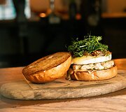 Normandi&scaron;kas &bdquo;Drama burger&ldquo; mėsainis