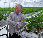 Žemės ūkio ministras Kęstutis Navickas vie&scaron;i ūkininko Tado Bėliako bra&scaron;kių ūkyje