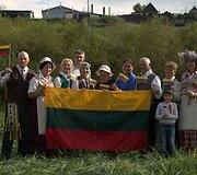 Bernardas Razgus (pirmas i&scaron; kairės) su kitais lietuvių bendrijos nariais. 