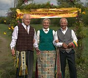 Joninės. Bernardas Razgus (pirmas i&scaron; kairės) su Svetlana Apolenis-Korytova ir Petru Ruliu