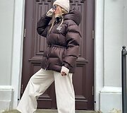 Dalia su pūkine striuke