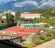 Vie&scaron;butis įsikūręs nepriekai&scaron;tingoje vietoje, kalnuose, turi privatų balto smėlio paplūdimį. 