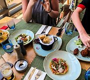 Vietoj meniu naudojami plan&scaron;etiniai kompiuteriai, o aptarnavimas vie&scaron;bučio restoranuose prilygsta auk&scaron;čiausios klasės pasauliniuose restoranuose. 