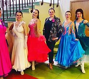 Neringa Kirklenė su varžybų dalyvėmis Latvijoje