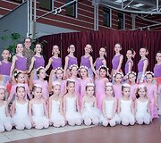 Neringos Kirklienės &scaron;okių mokyklos kolektyvas