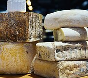TOP 5 vyno ir sūrio deriniai Valentino dienai i&scaron; &bdquo;Masters of Cheese&ldquo;