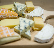 TOP 5 vyno ir sūrio deriniai Valentino dienai i&scaron; &bdquo;Masters of Cheese&ldquo;