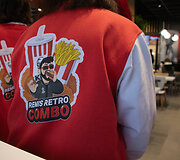 Remis Retro naujame amplua &ndash; greito aptarnavimo restorane atidavinėjo užsakymus vilniečiams