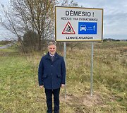 Molėtų meras S.Jauneika prie naujo ženklo