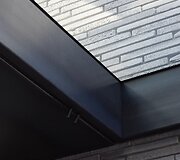 Architektūra &scaron;laite: namas, kuriame &scaron;viesa formuoja erdvę