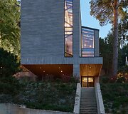 Architektūra &scaron;laite: namas, kuriame &scaron;viesa formuoja erdvę