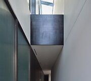Architektūra &scaron;laite: namas, kuriame &scaron;viesa formuoja erdvę