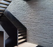 Architektūra &scaron;laite: namas, kuriame &scaron;viesa formuoja erdvę
