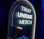 &bdquo;Truly Unique Merch&ldquo; stendas