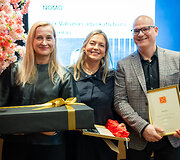 &bdquo;Hansgrohe&ldquo; ir &bdquo;Axor&ldquo; atstovas Lietuvoje Osvaldas Dailydžionis pasveikino architektes Laurą Jana-vičiūtę ir Tomą Bačiulytę, sukūrusias stilingiausiu i&scaron;rinktą interjerą &bdquo;Ellex Valiūnas&ldquo;