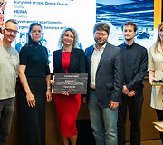 &bdquo;Cosentino&ldquo; generalinė direktorė Baltijos &scaron;alyse ir Suomijoje Ilana Mackelienė pasveikino geriausio visuomeninio interjero autorius: studiją &bdquo;Heima&ldquo;, Architektūros kūrybinę grupę ir &bdquo;Dome group&ldquo;