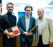 UAB &bdquo;Vilkonda&ldquo; ir &bdquo;2DI&ldquo; vadovas Audrius Klimas pasveikino architektą Igną Kalinauską, įvertintą už geriausią privatų interjerą