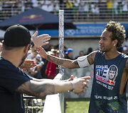 Neymar Junior sveikinasi su žiūrovais
