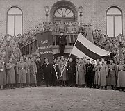 Estai kariai su vėliava ,,Tegyvuoja autonominė Estija laisvoje Rusijoje!&rdquo; 1917 m. 