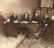 Pirmoji Lietuvos Respublikos Vyriausybė Ministro Pirmininko Augustino Voldemaro darbo kabinete.Vilnius, 1918 m. 