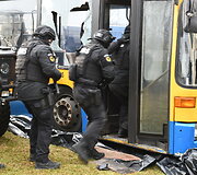 Lietuvos policijos antiteroristinių operacijų rinktinės &bdquo;Aras&ldquo; pratybos su senu autobusu