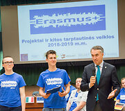 &bdquo;Erasmus+&ldquo; stažuočių patirties pristatymas. I&scaron; kairės - Simonas Navasaitis, Rokas Atas ir europarlamentaras Petras Au&scaron;trevičius