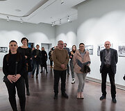 Pauliaus Lileikio fotografijų parodos &bdquo;Fotoamnestija 1988&ndash;1999&ldquo; atidarymas &Scaron;iaulių &bdquo;Au&scaron;ros&ldquo; muziejuje